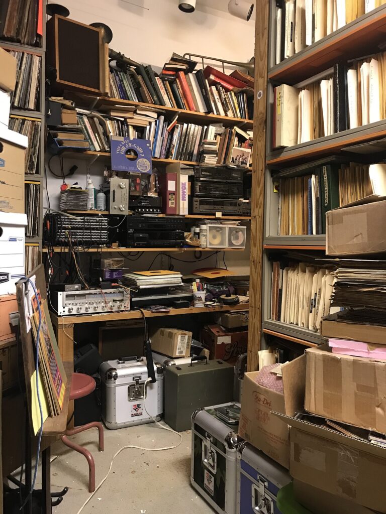 Interior de una disquería con discos y equipos de audio
