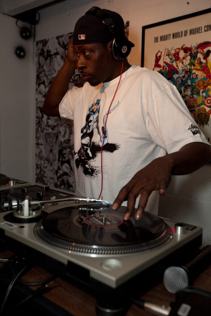 Pete Rock tocando vinilos en las bandejas